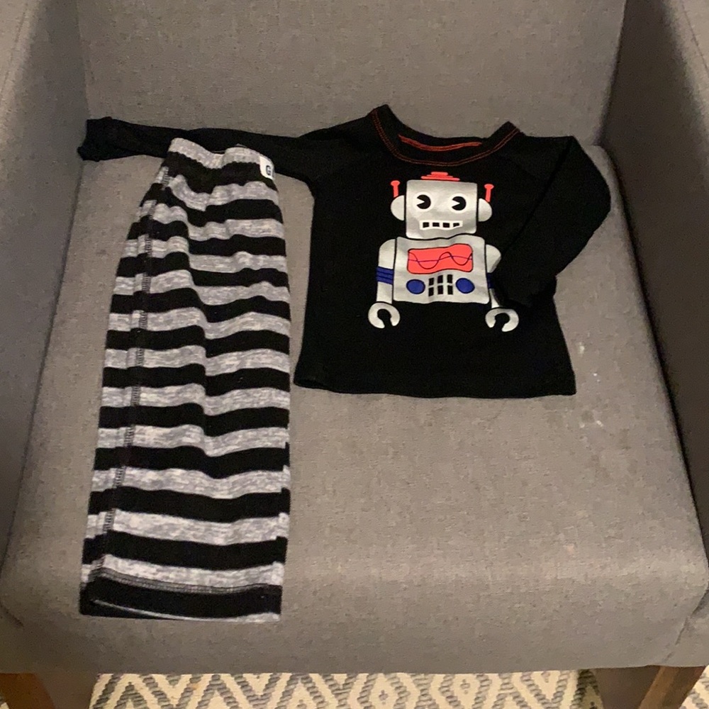 Gap robot pajamas - Picture 2 of 5